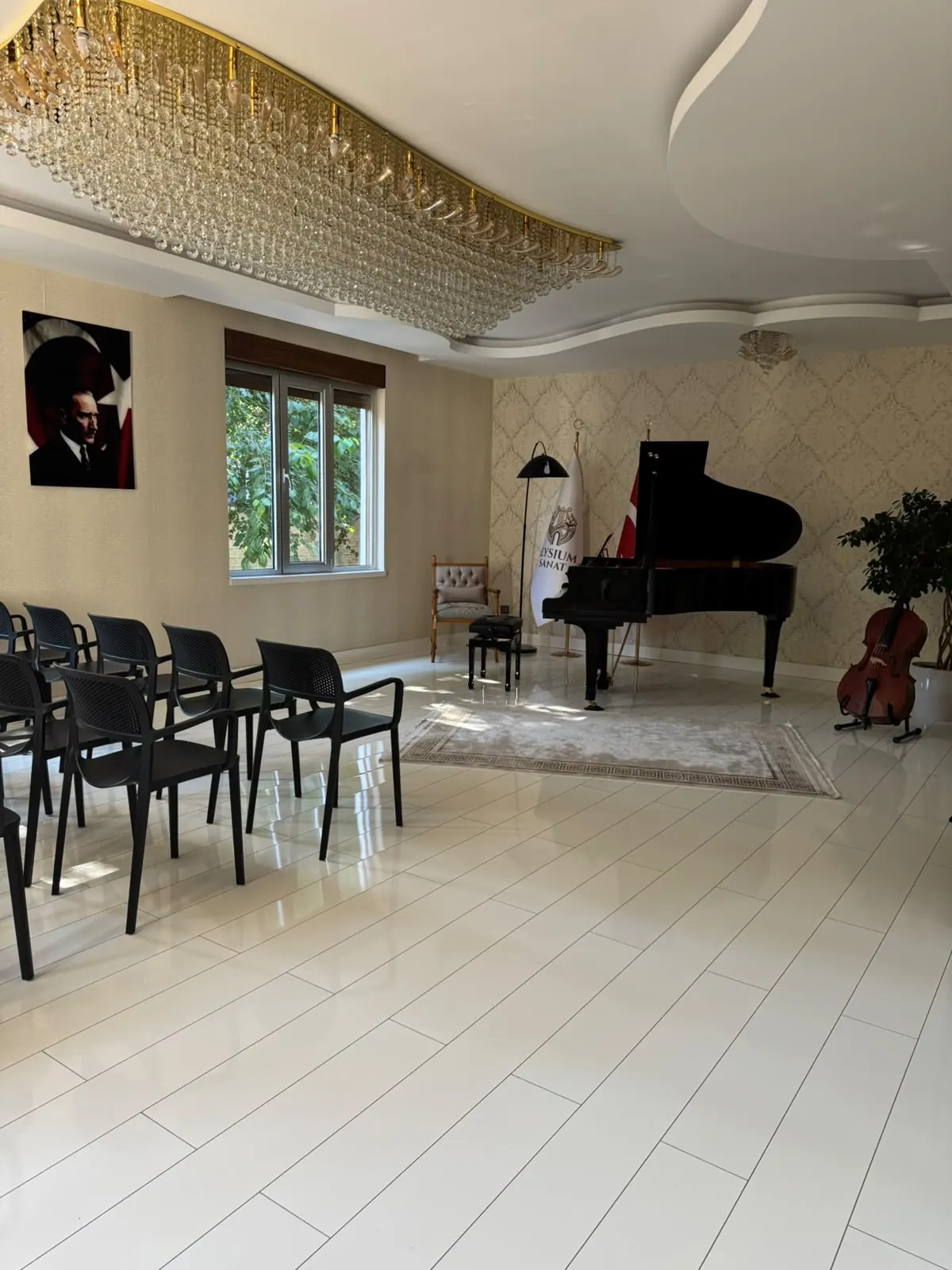 Konser salonunda kuyruklu piyano