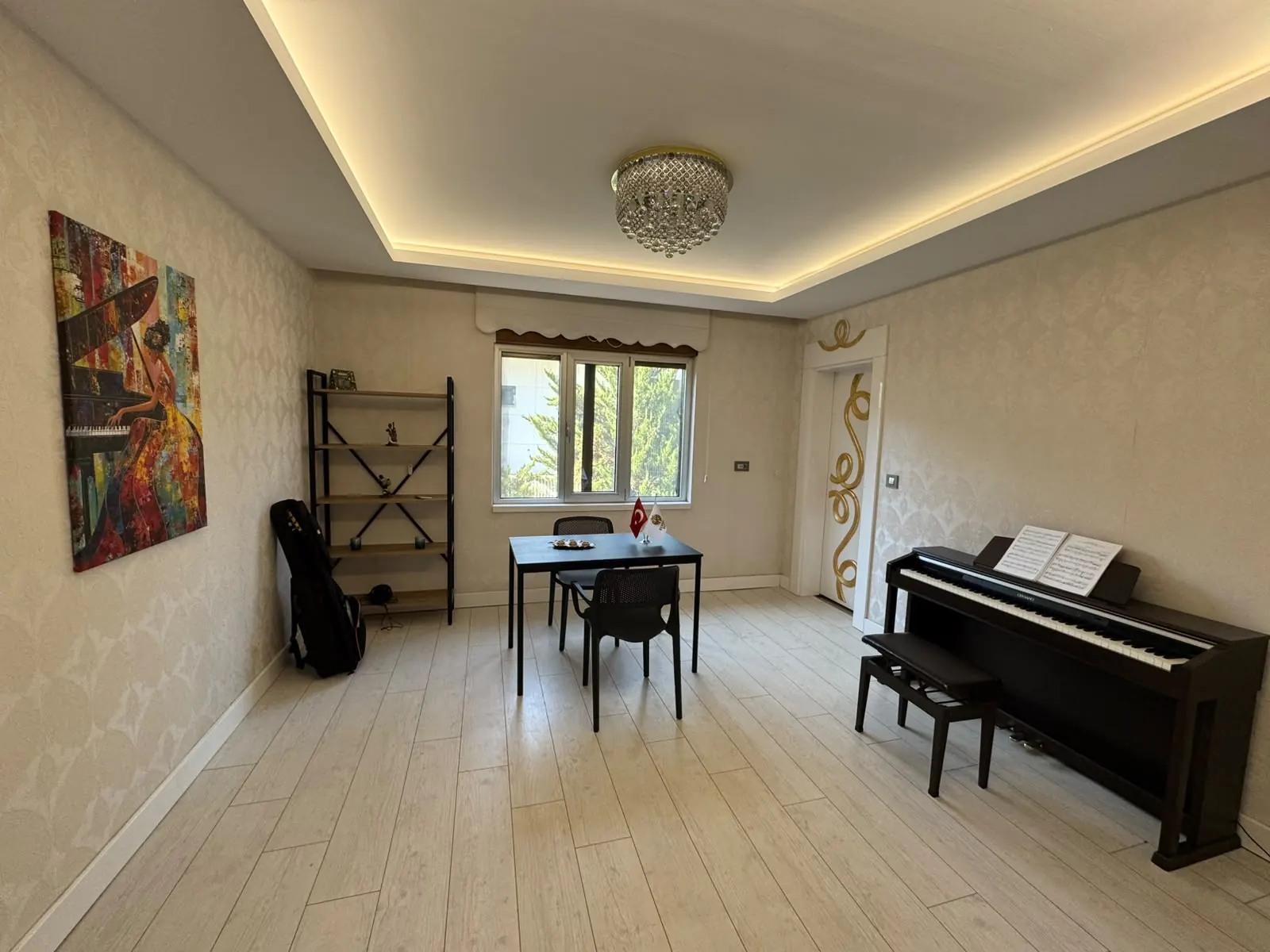 Piyano dersliği ve çalışma masası