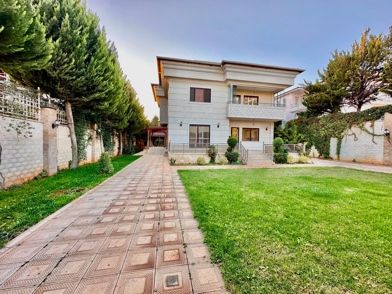 Akademi villası ve bahçesi